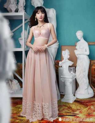 柳巖時尚演繹內衣風采，多色蕾絲盡顯優雅與性感